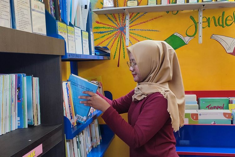 Pustakawan RPTRA Rawa Binong Sedih Sering Hadapi Buku Hilang dan Rusak